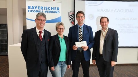 Spvgg Erhalt Gratifikation Fur Ausbildung Eines Nationalspielers Spvgg Thalkirchen E V
